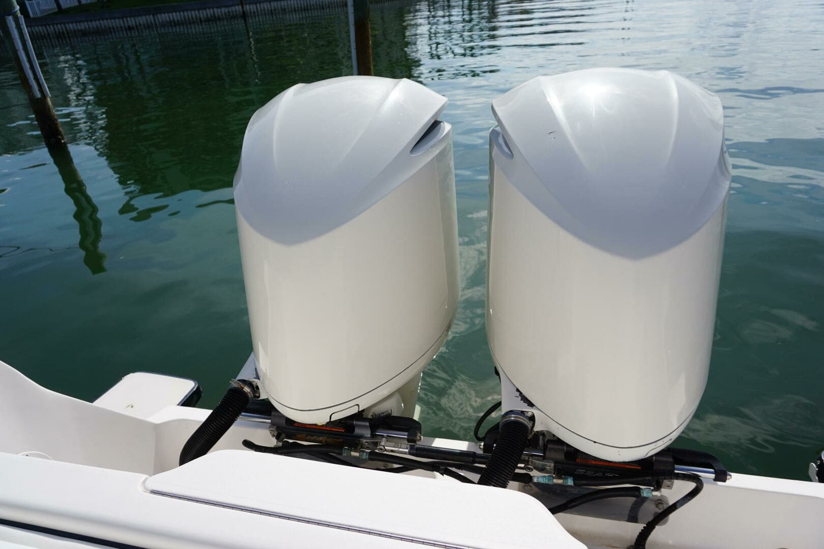 2008 Intrepid 323 - Image 6