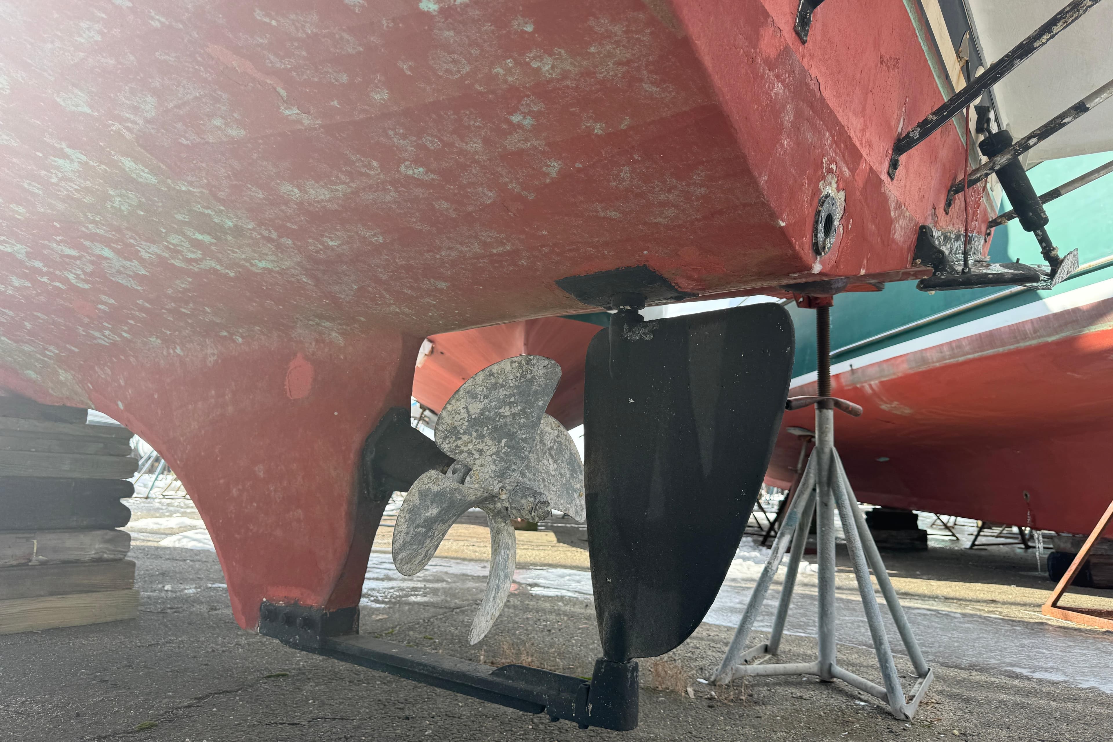 2001 Albin 28 Tournament Express boat propeller and rudder detail.