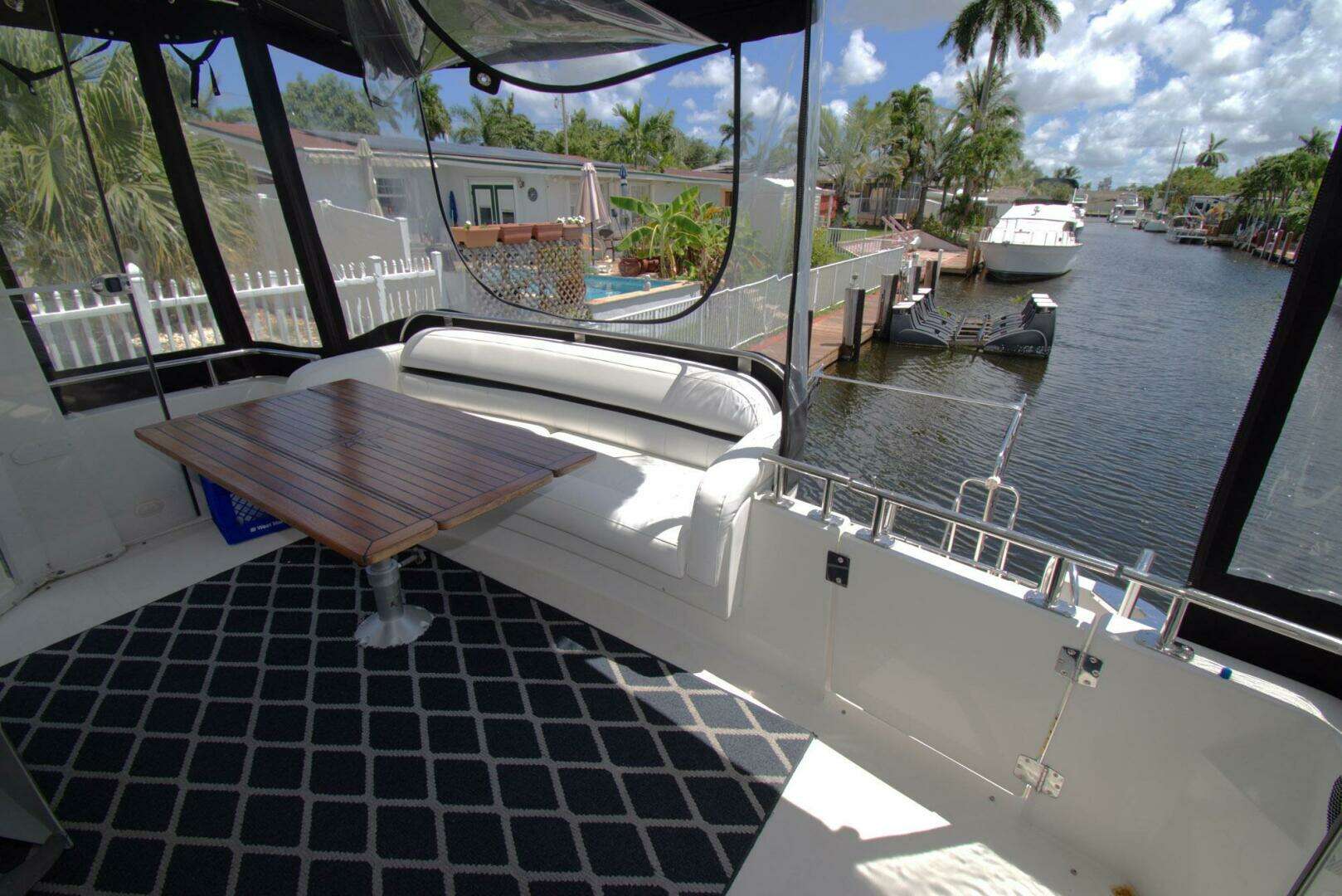 2005 Carver 444 Cockpit Motor Yacht - Image 13