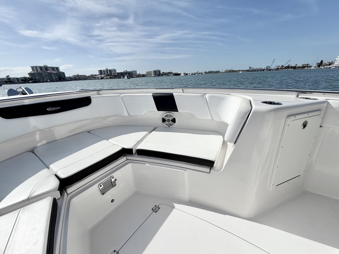2021 Robalo R302 Center Console - Image 19