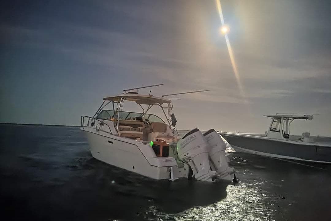 2004 Wellcraft 290 Coastal boat on water under bright sun.
