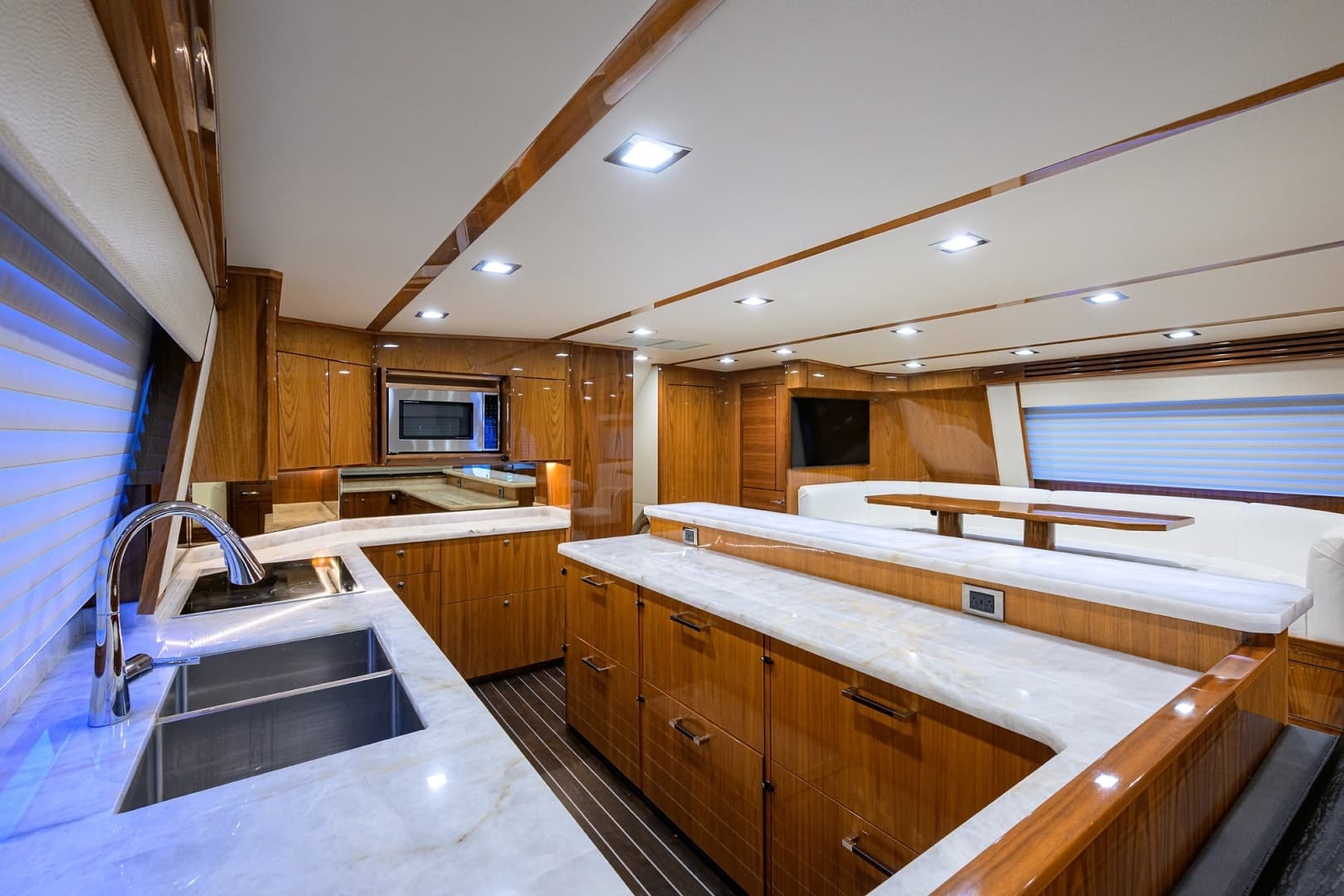 2023 Viking 80 Skybridge - Image 8