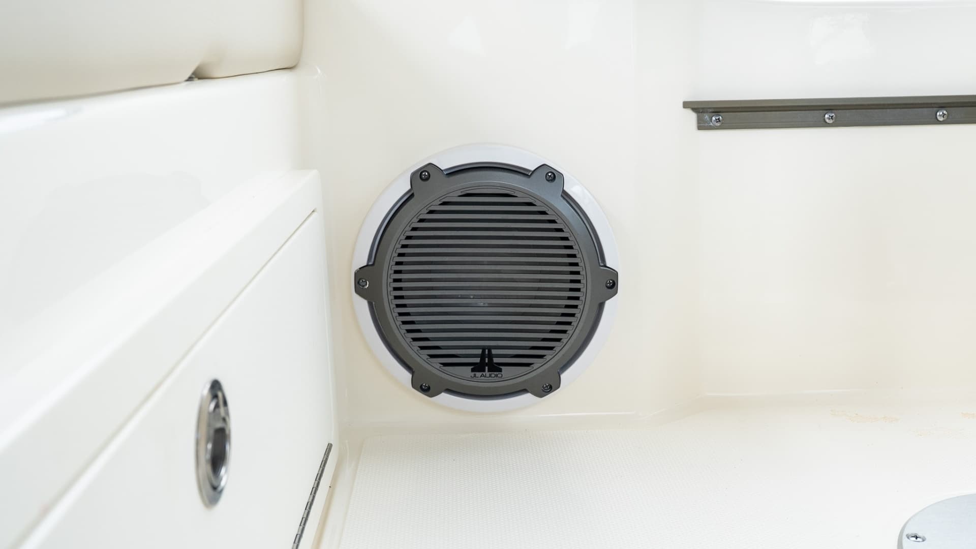 2020 Boston Whaler 325 Conquest - Image 25