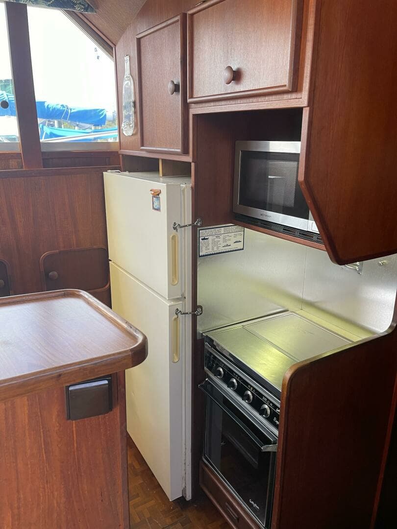 1986 Chris-Craft Commander 422 - Image 11