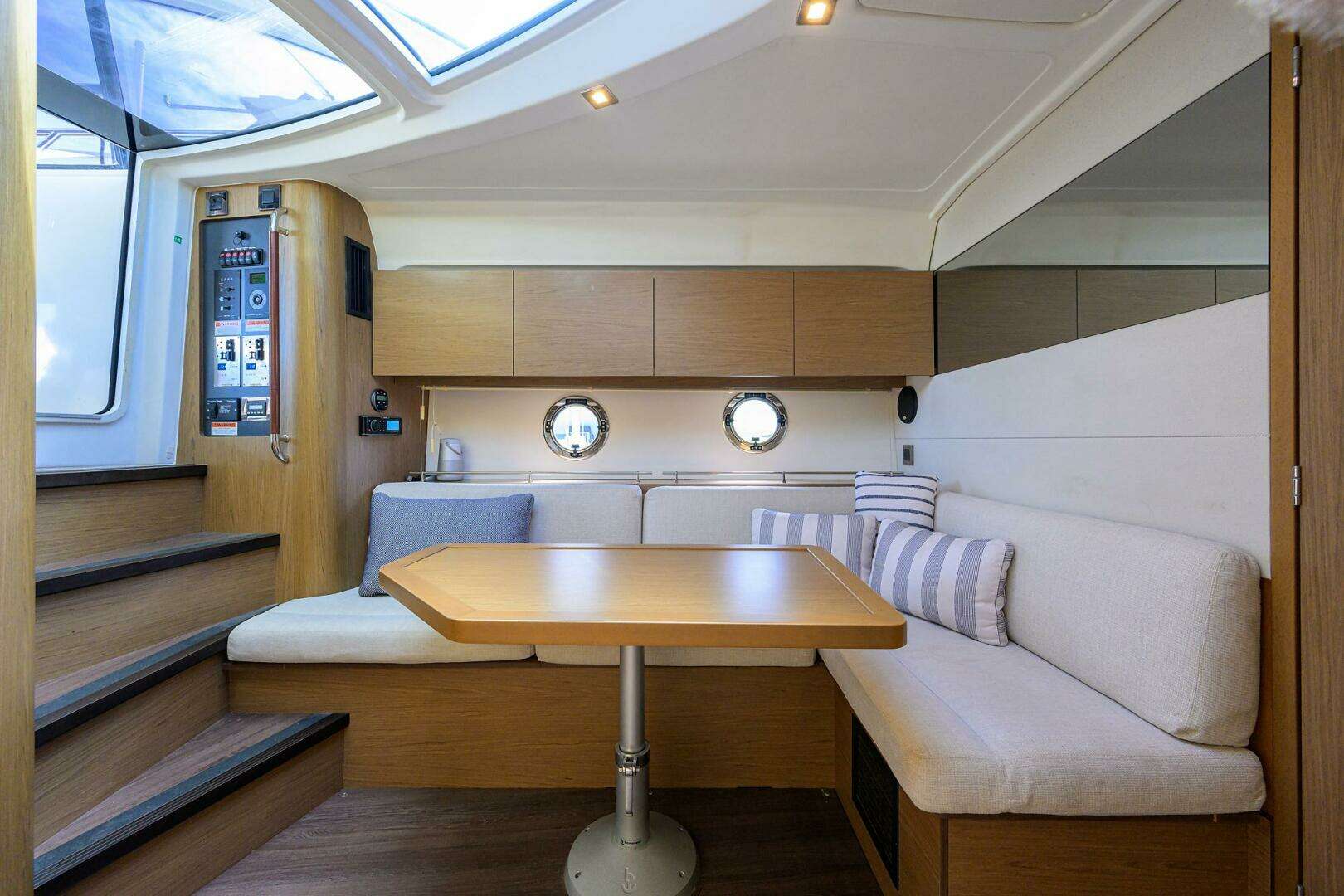 2015 Beneteau 38 GT - Image 3