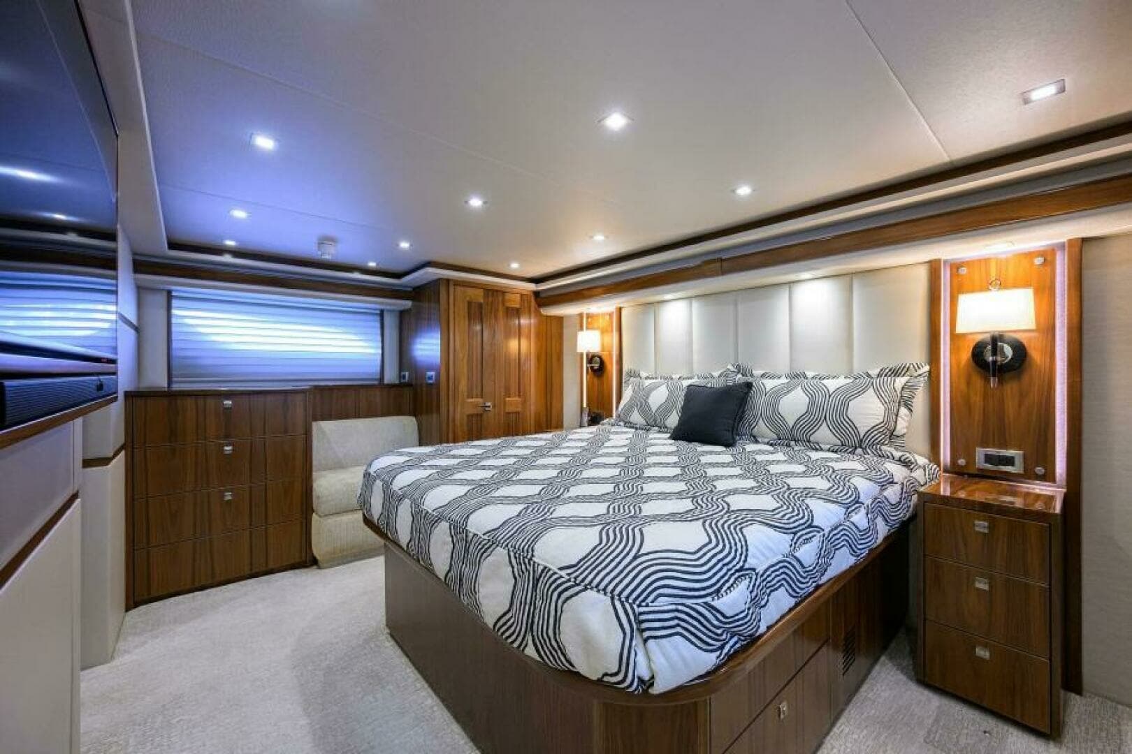 2019 Viking 80 Convertible - Image 12