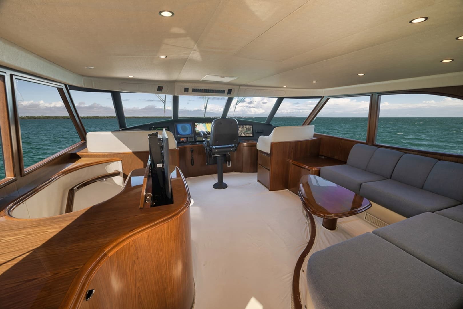 2015 Viking Enclosed Bridge - Image 23
