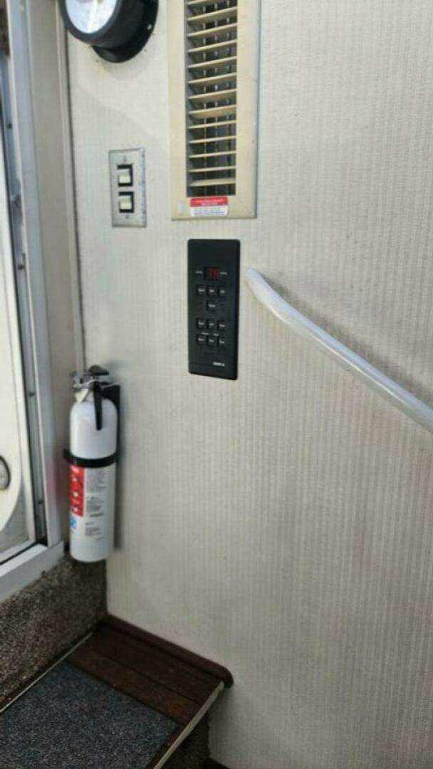1990 Trojan 11M Express - Image 22