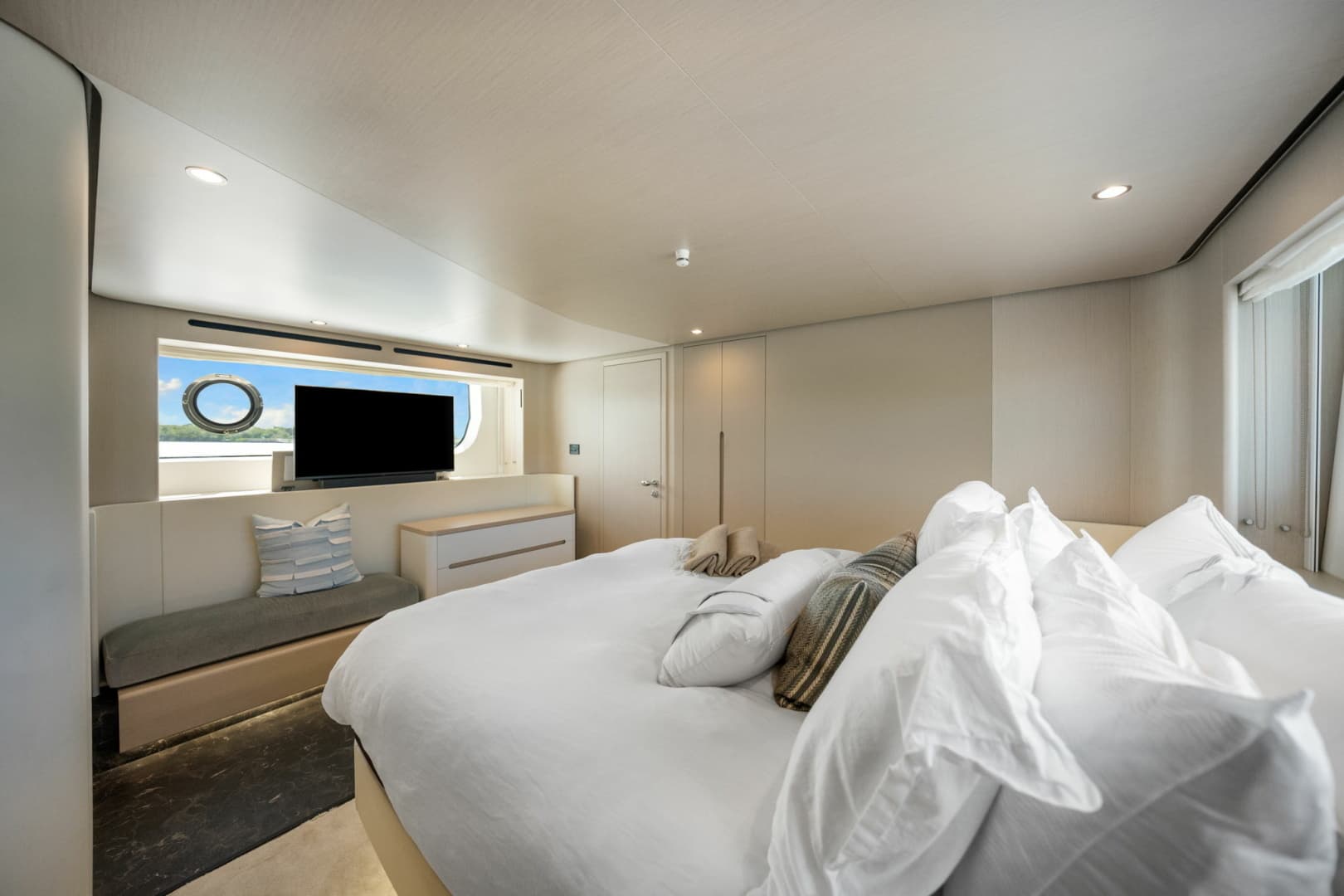 2025 Azimut 68 FLY - Image 38