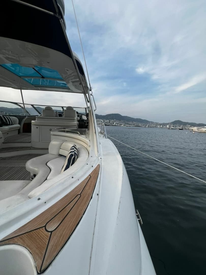 2006 Cruisers Yachts Express 560 - Image 5