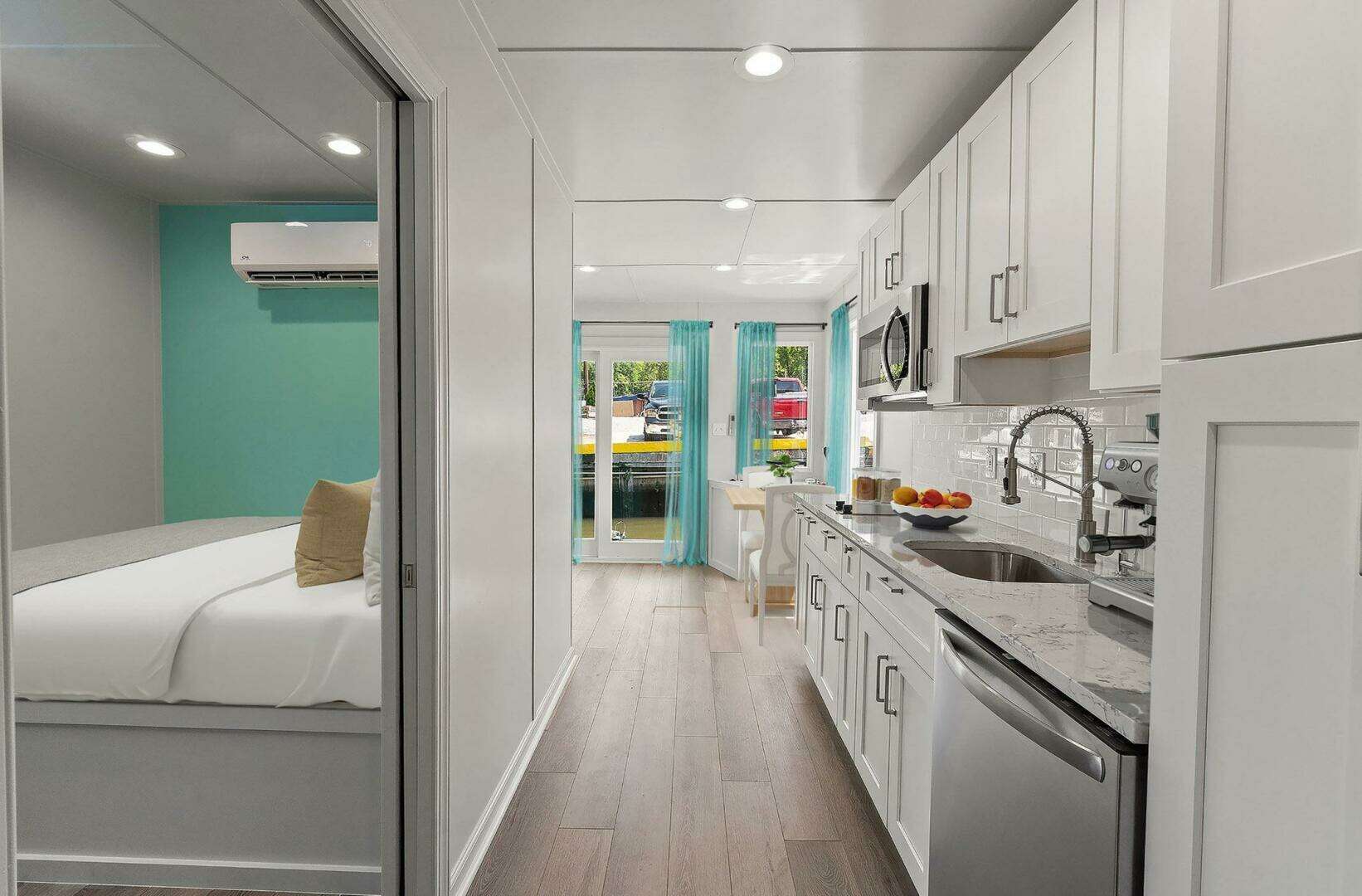 2025 Custom Hank's 40 Houseboat - Image 6