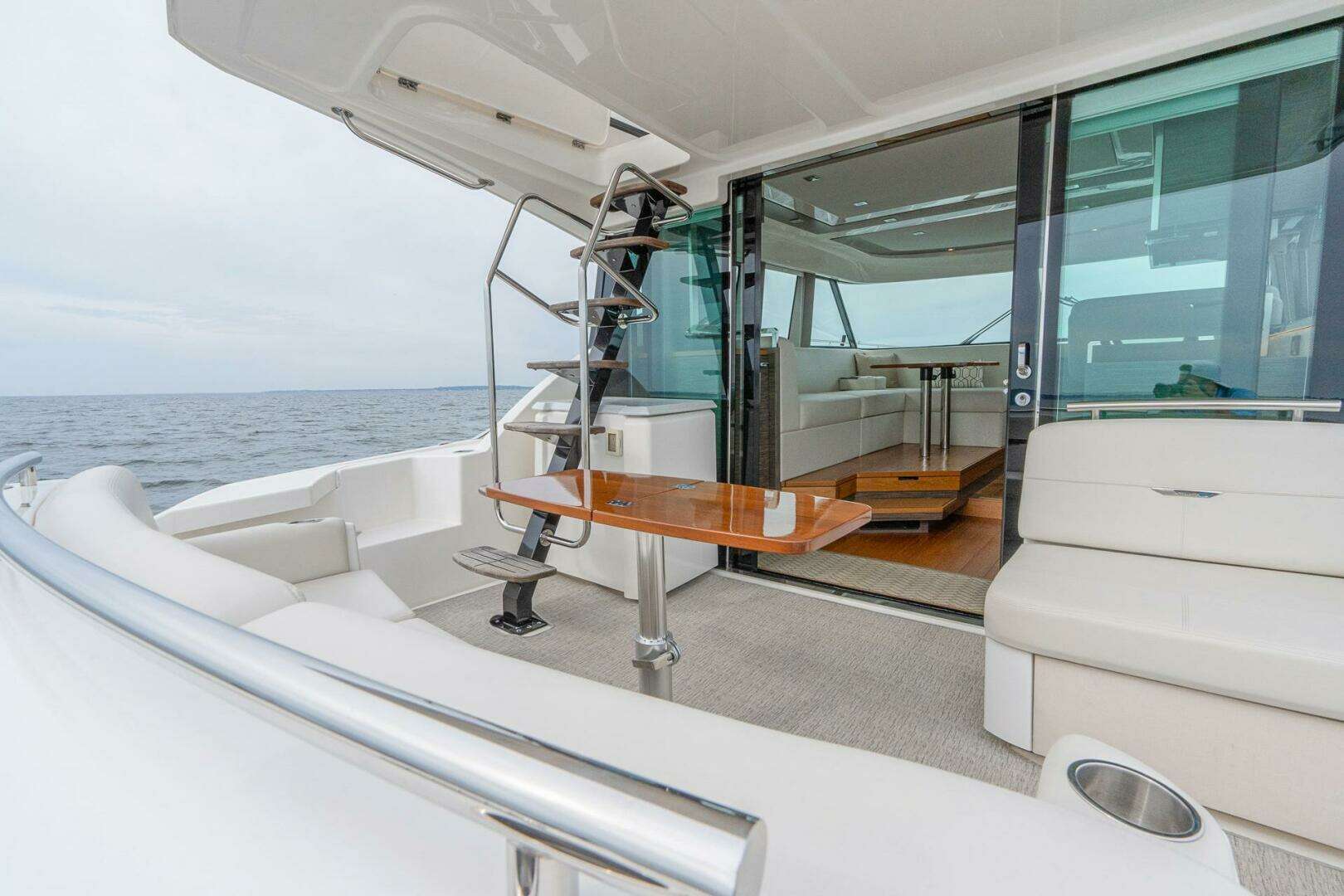 2021 Tiara Yachts 4400 Flybridge - Image 15
