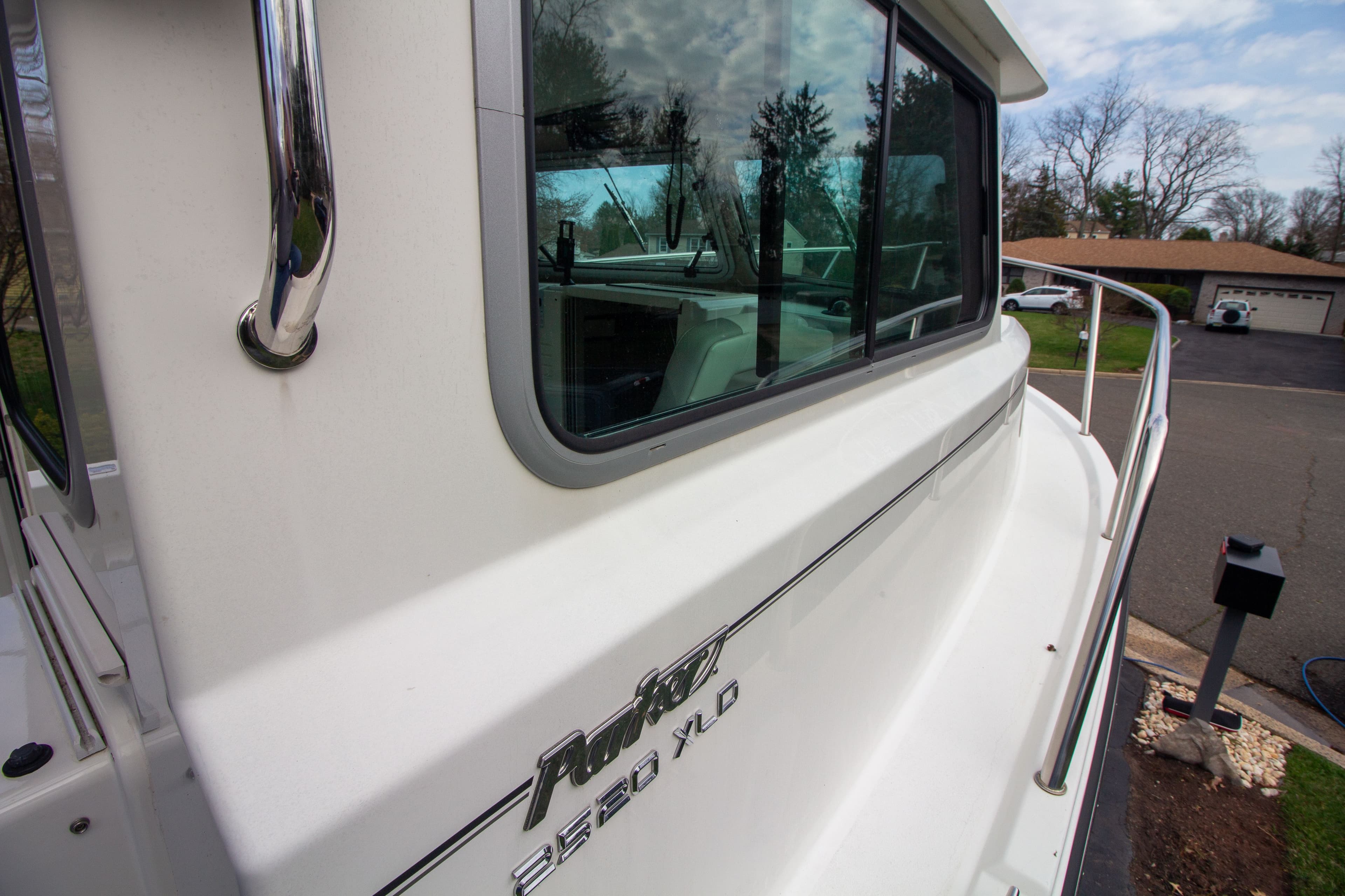 Parker 2520 XLD Sport Cabin 2022, side view with windows and railing.