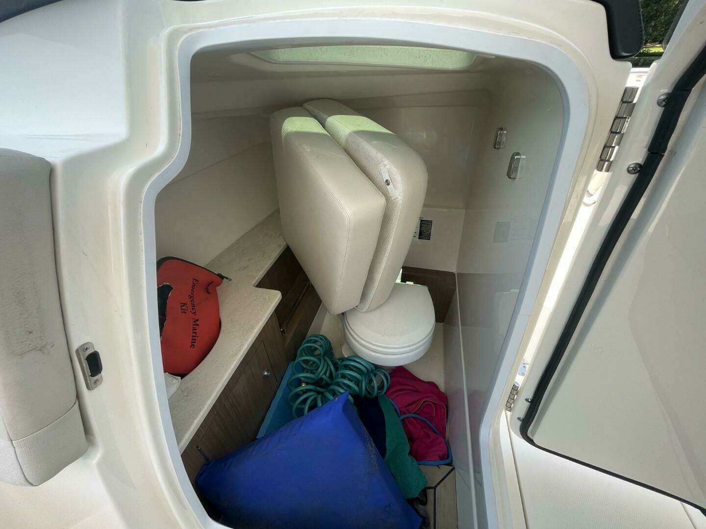 2016 Boston Whaler 270 Vantage - Image 20