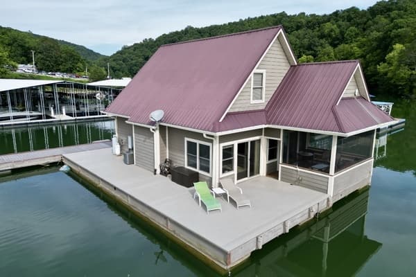 2010 Custom Floating Cabin - Approx 1340sqft - Image 1