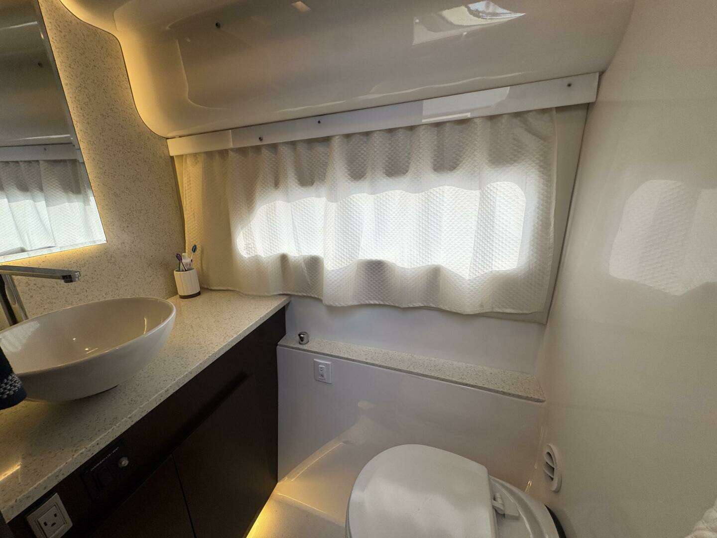 2017 Regal 42 Fly - Image 40