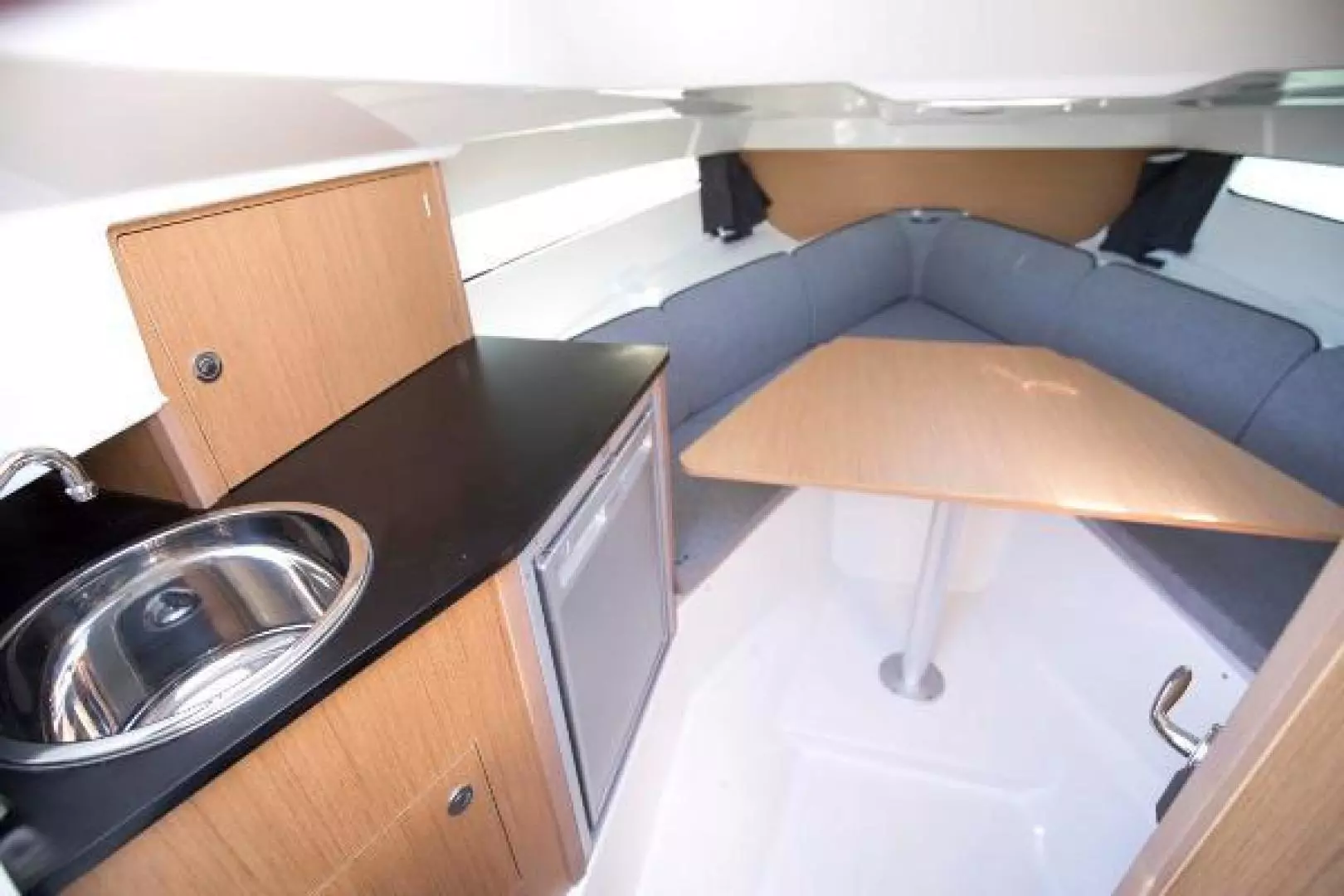 2026 Beneteau Flyer 8 SunDeck - Image 17