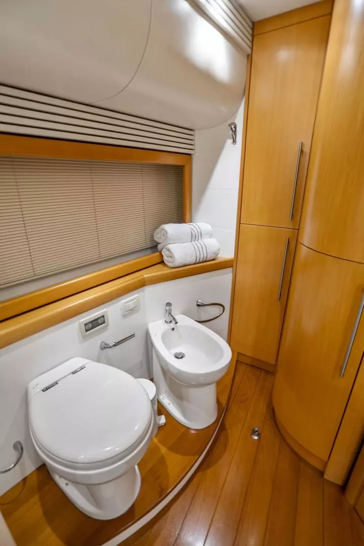 2005 Pershing 76 Motor Yacht - Image 21