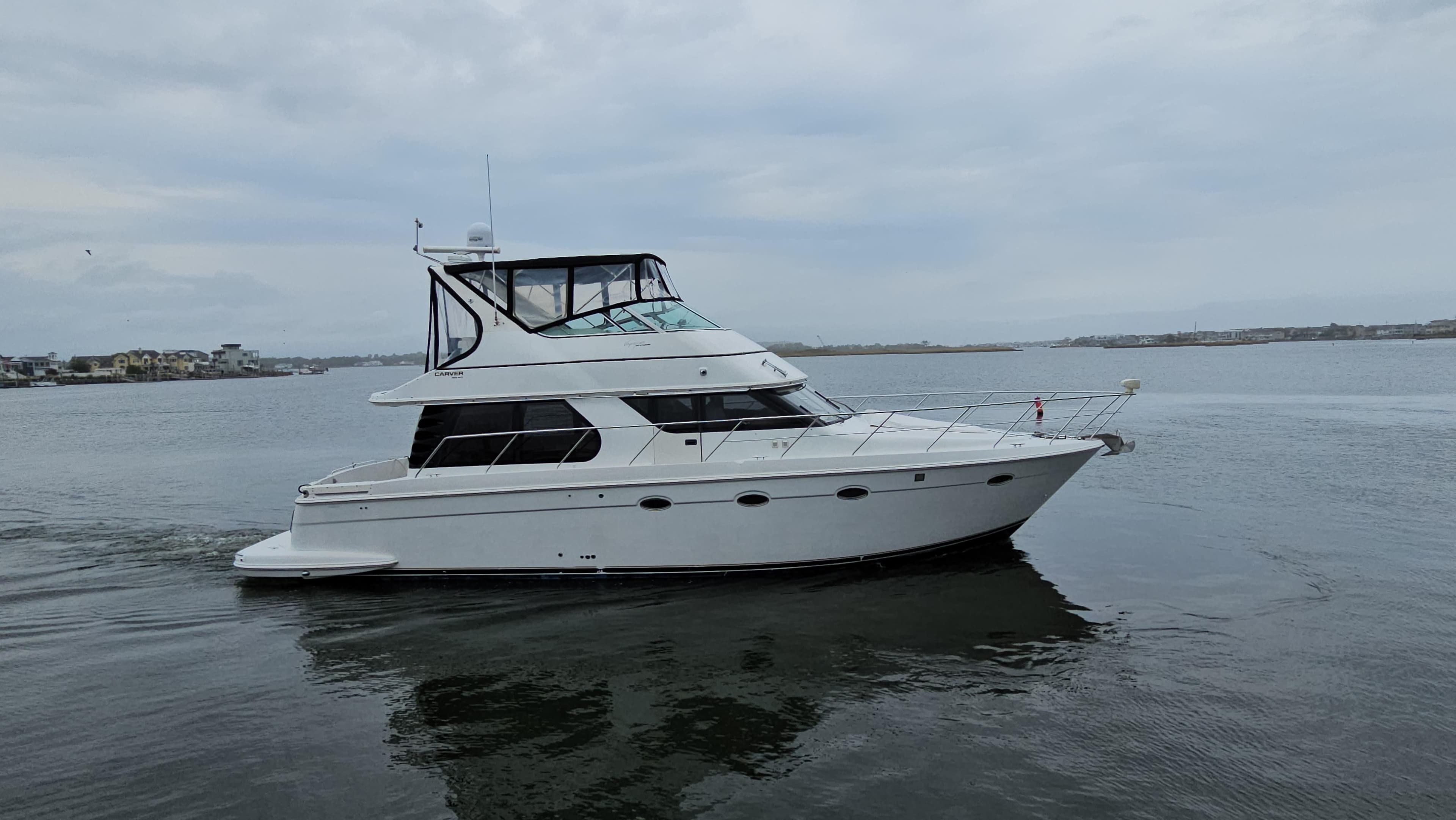 2000 Carver 450 Voyager Pilothouse yacht cruising on calm waters.