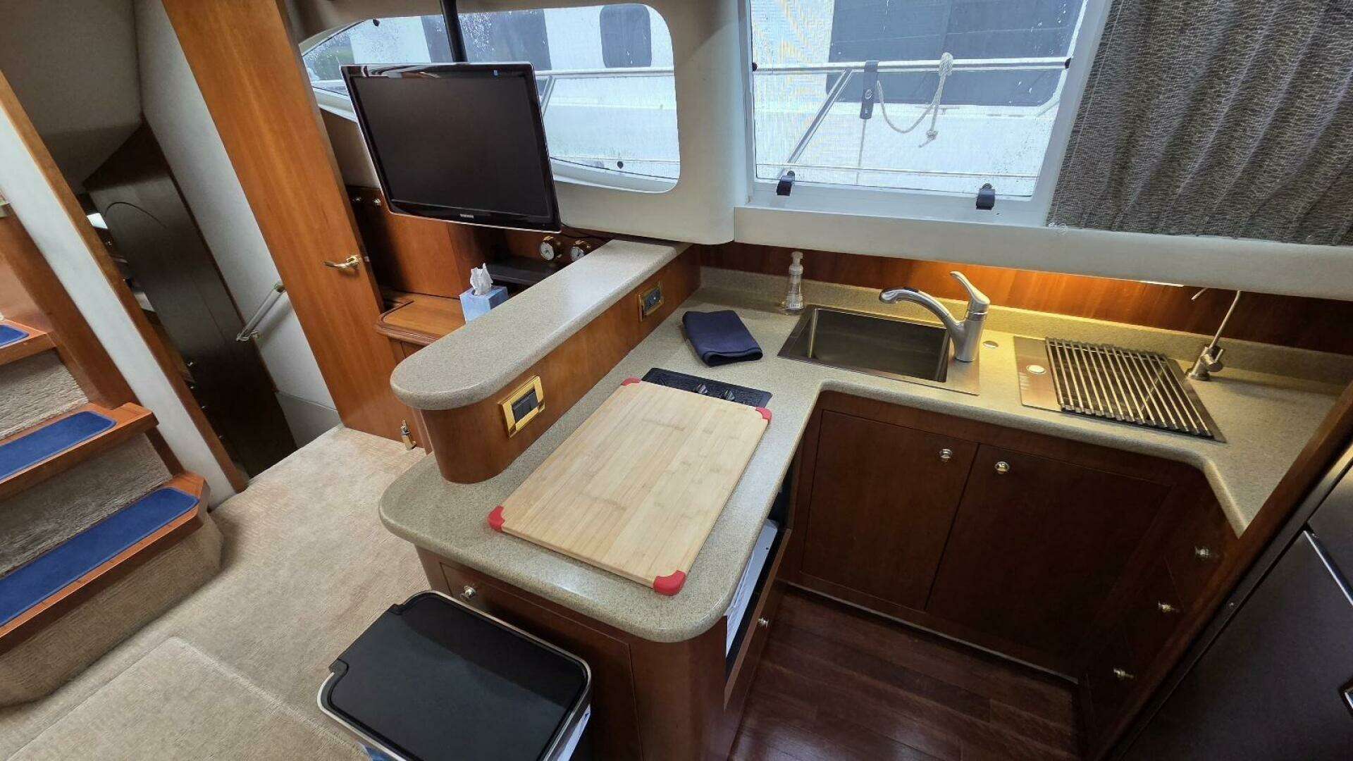 2000 Cruisers Yachts 4450 Express Motor Yacht - Image 33
