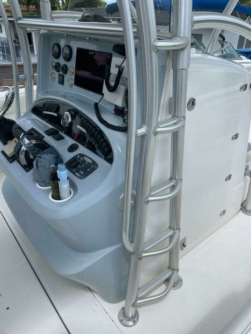 2005 Boston Whaler 320 Outrage - Image 3