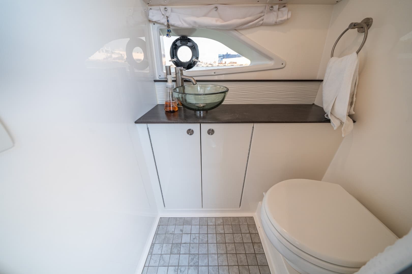 2021 Sea Ray 320 Sundancer - Image 37