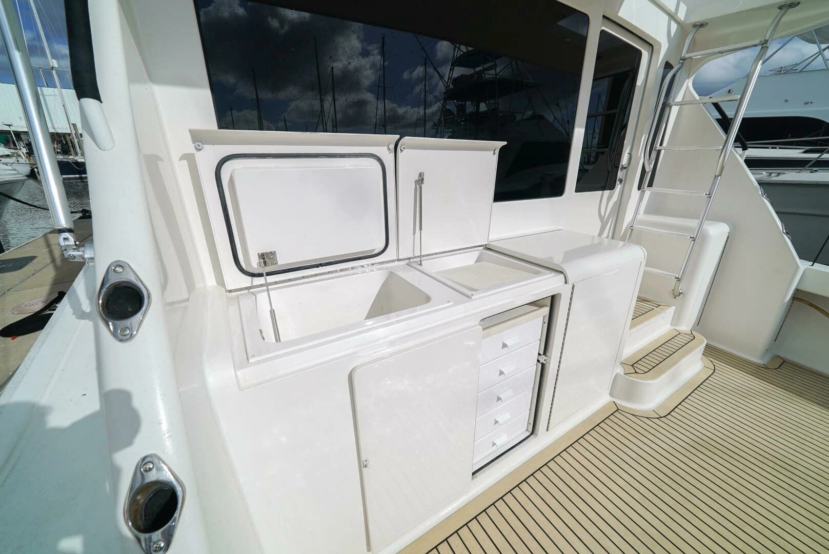 2007 Viking 45 Convertible - Image 26