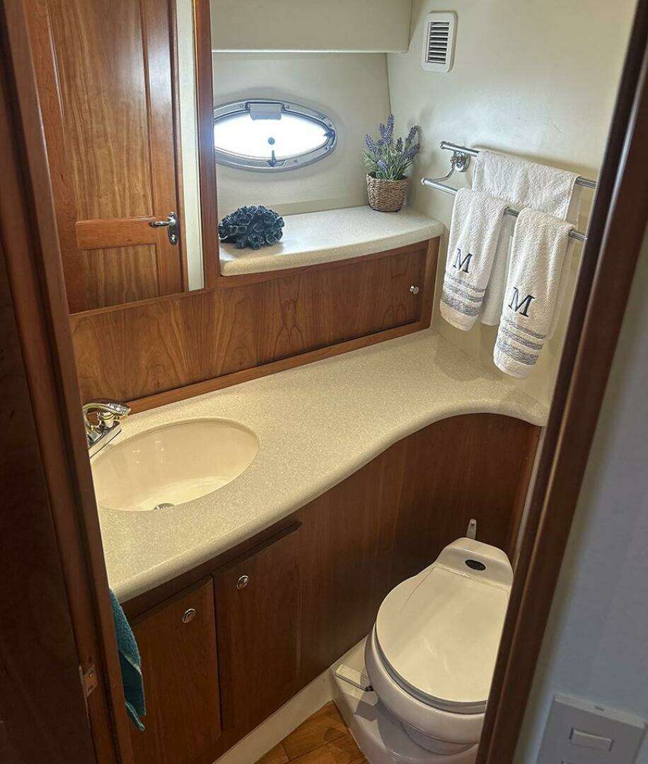 2002 Silverton 42 Convertible - Image 33