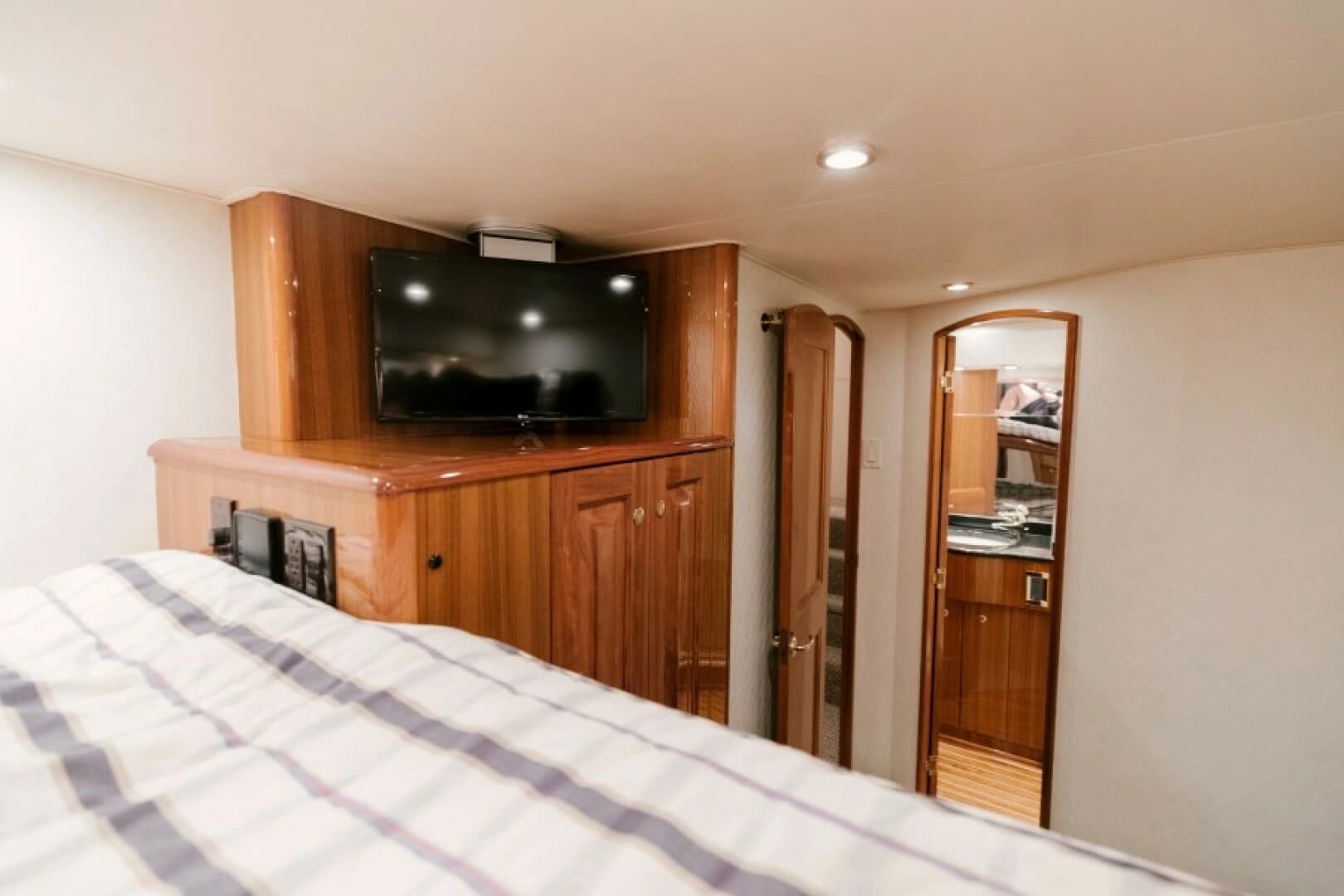 2006 Viking 74 Enclosed Bridge - Image 32