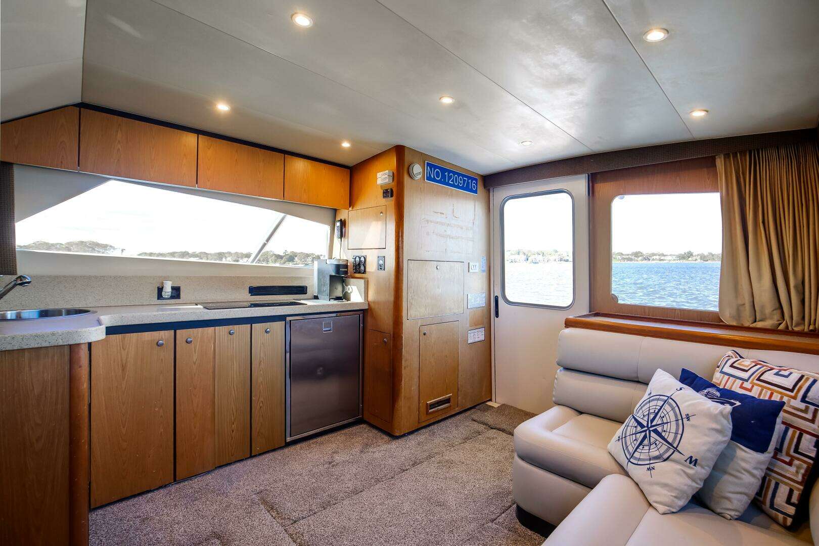 2007 Luhrs 36 Convertible - Image 10