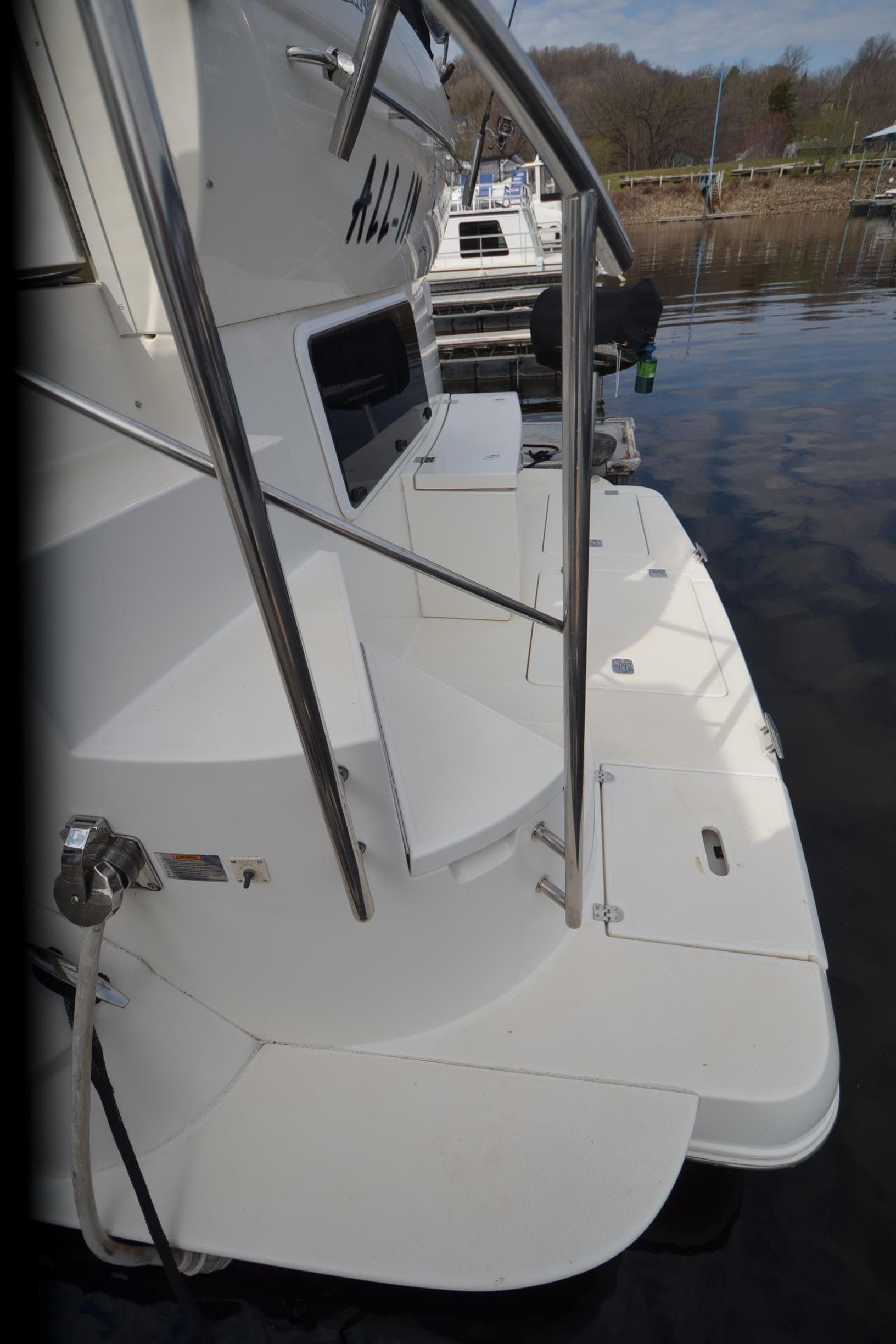 2007 Cruisers Yachts 415 Express Motoryacht at dock.