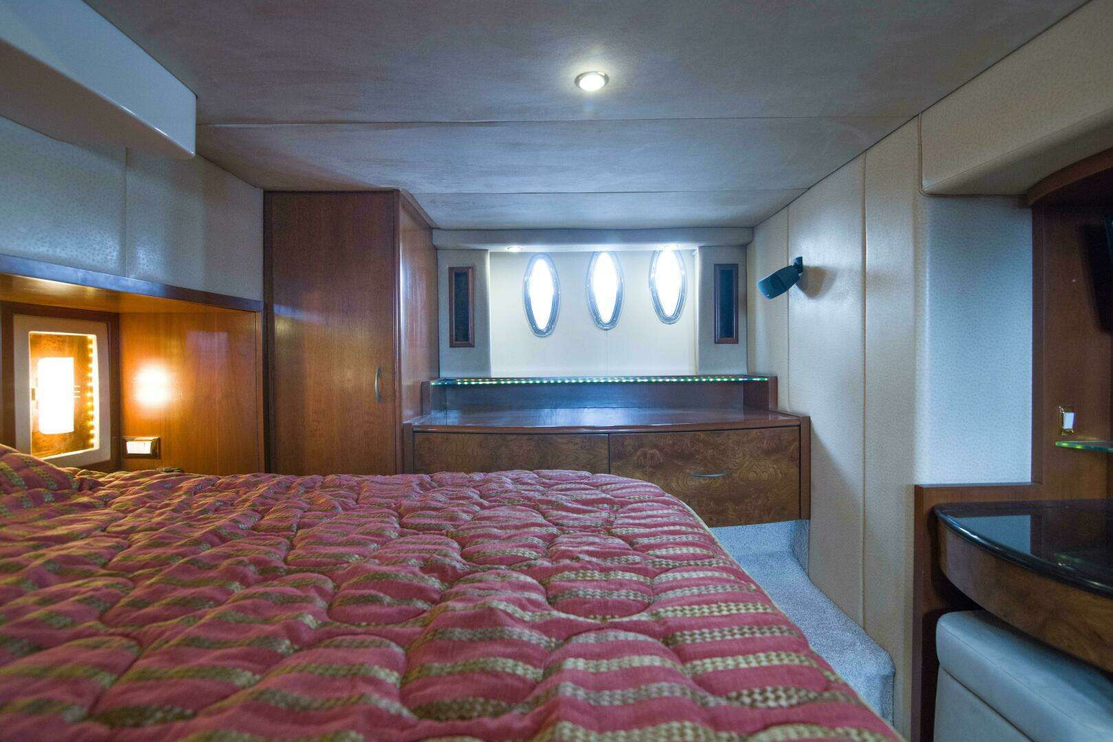 2009 Silverton 52 Ovation - Image 52