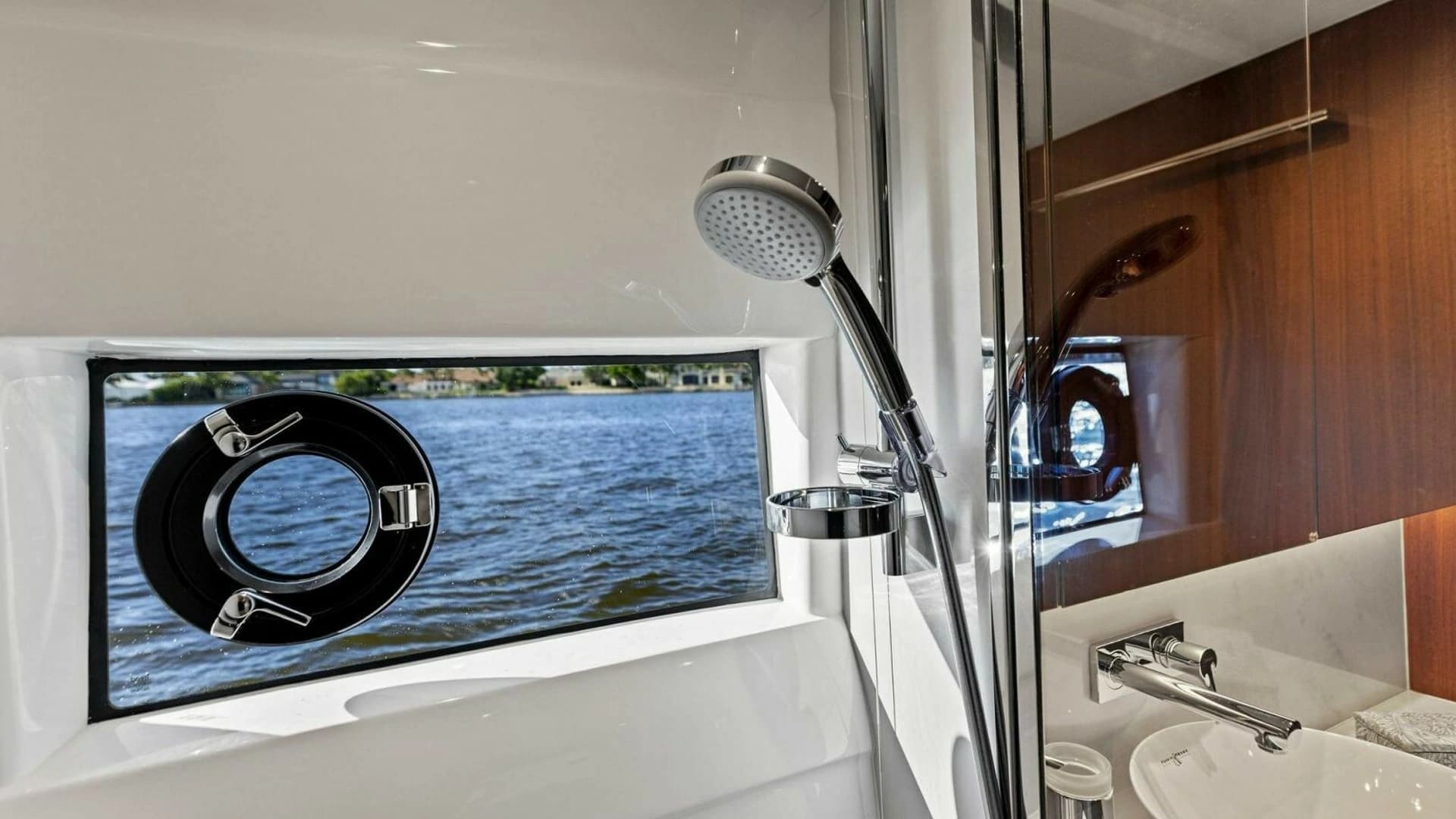 2025 Princess F50 Flybridge - Image 23