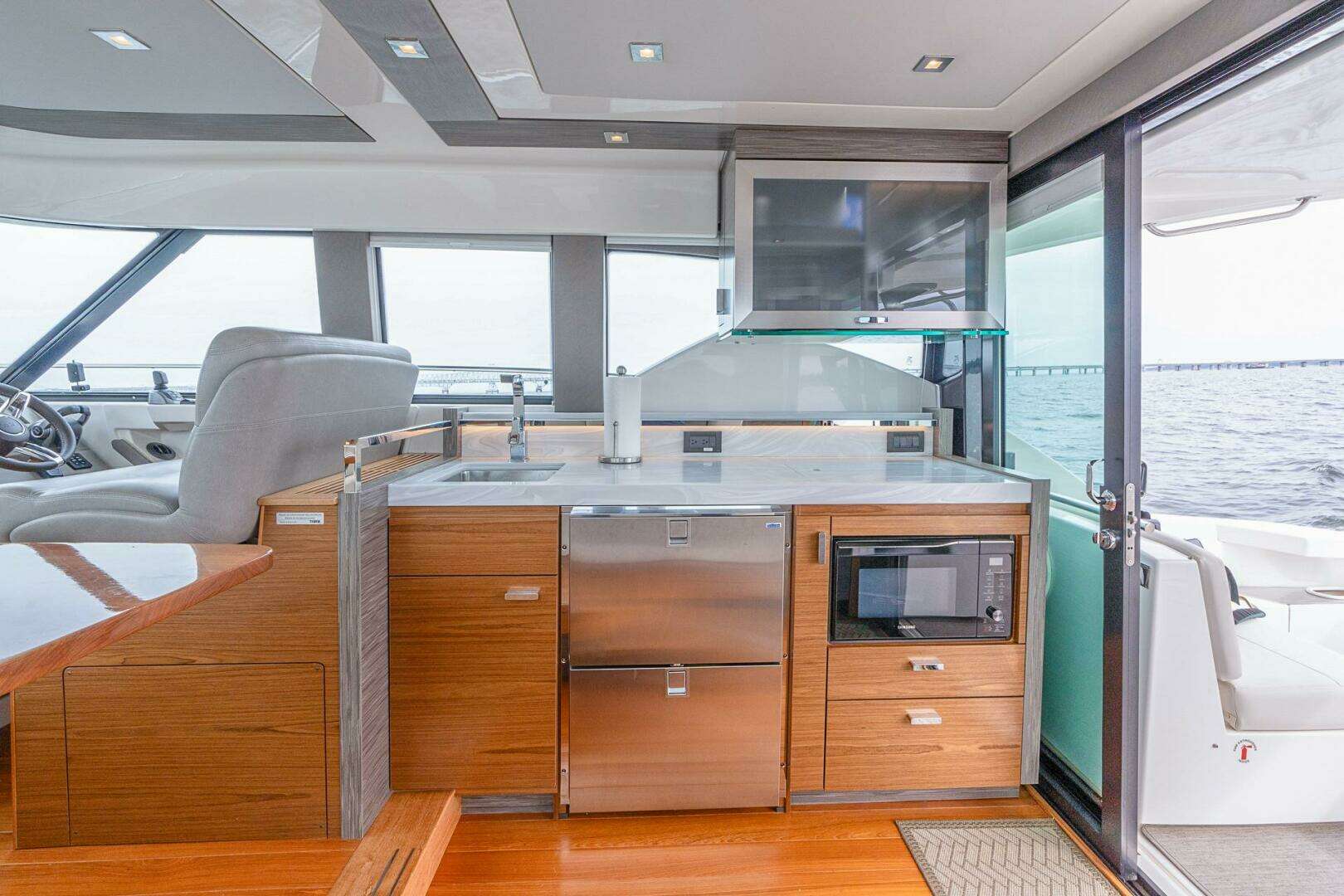 2021 Tiara Yachts 4400 Flybridge - Image 19