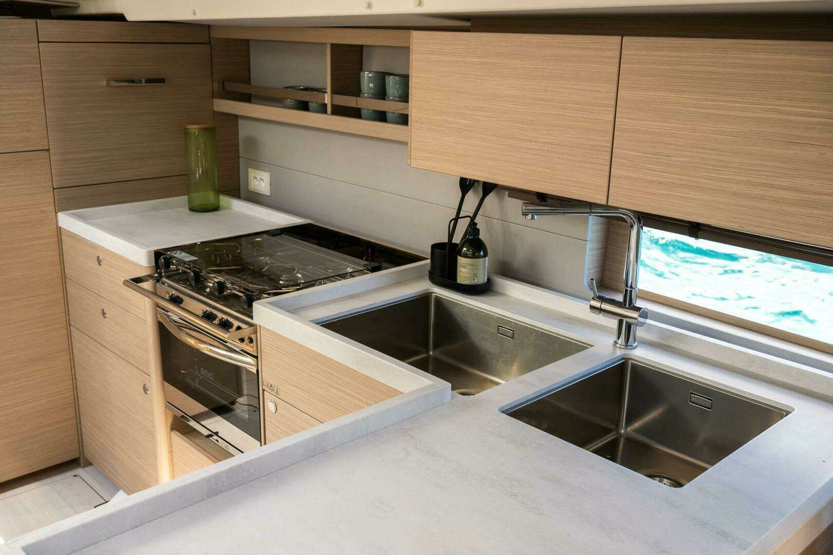 2026 Beneteau Oceanis 52 FIRST LINE - Image 17