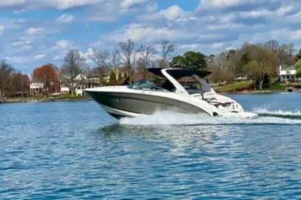 2016 Regal 3200 Bowrider - Image 1