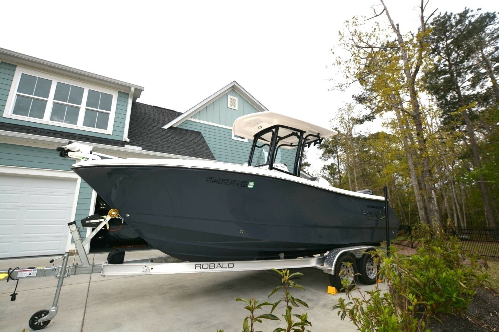 2023 Robalo R230 - Image 2