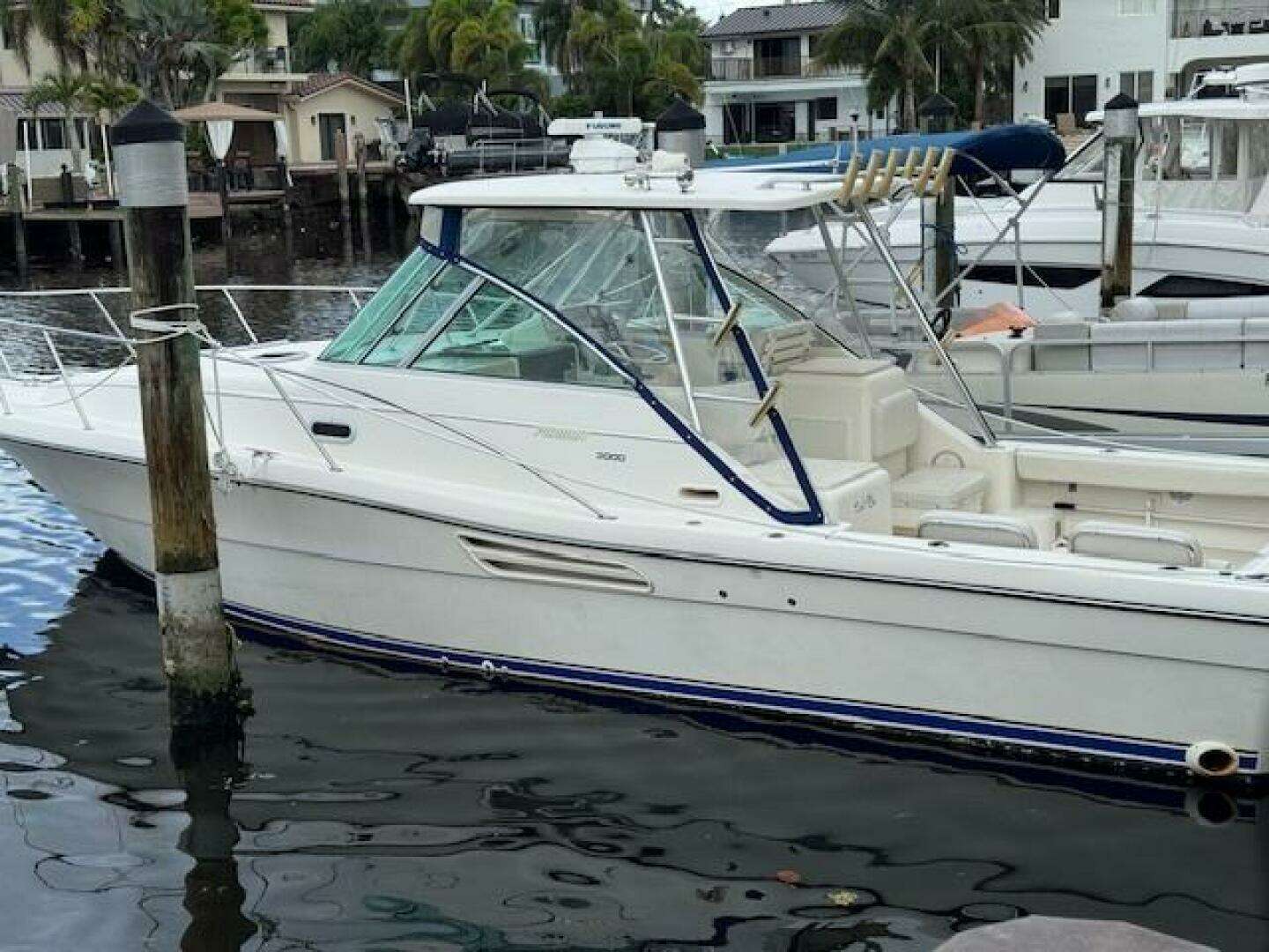 2002 Pursuit 3000 Express - Image 2