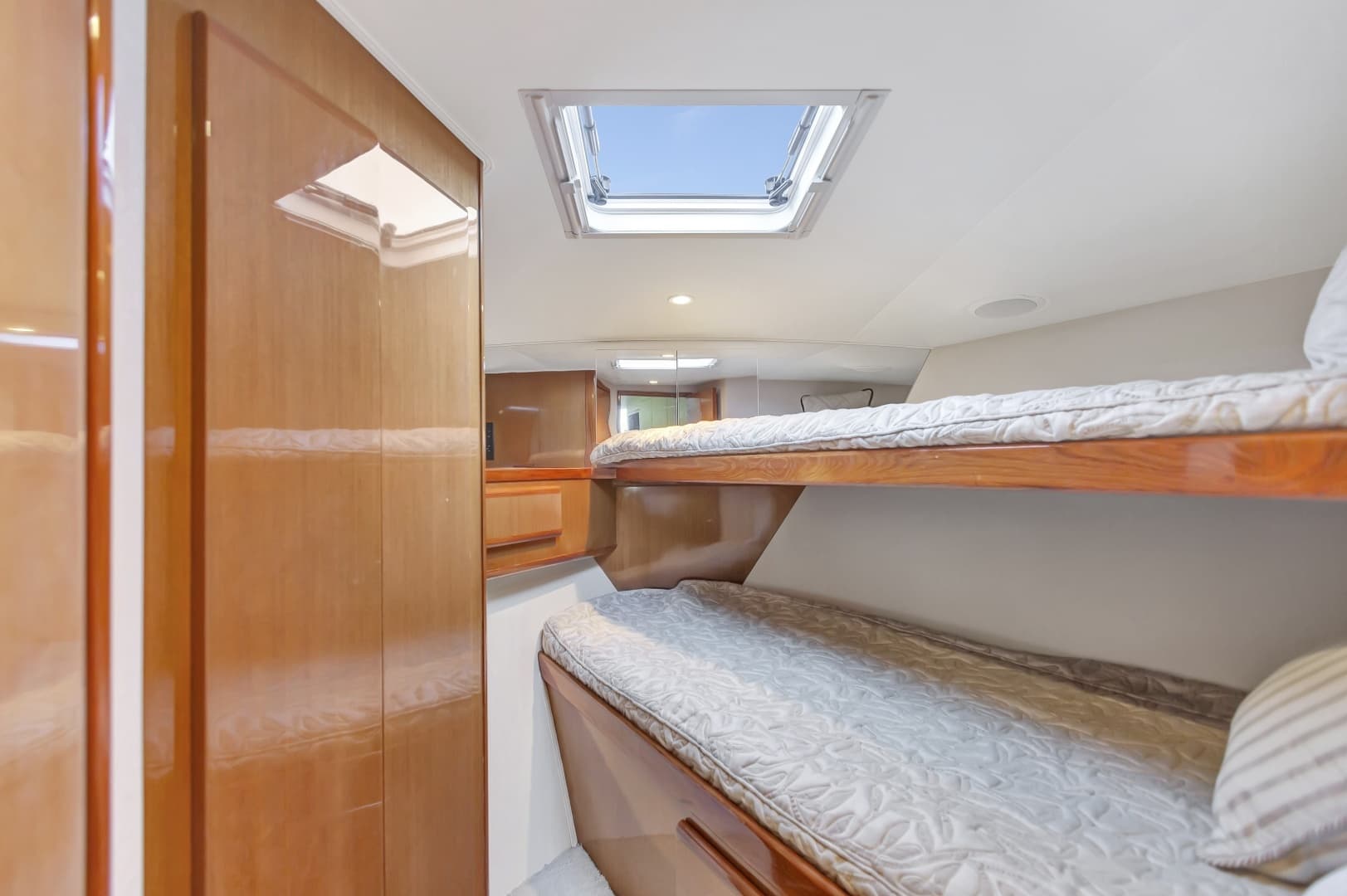 2001 Viking 50 Convertible - Image 23