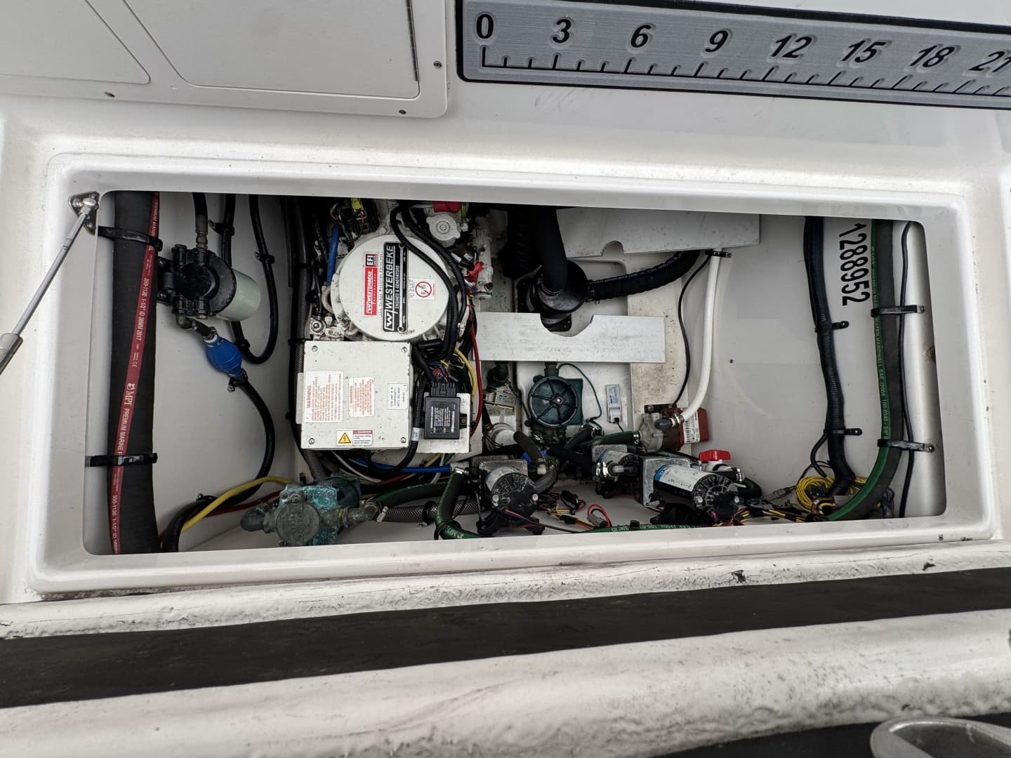 2018 Robalo 305 - Image 18
