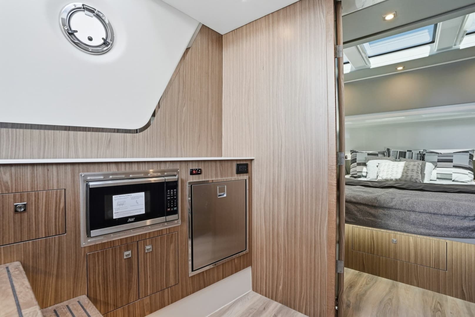 2026 Cruisers Yachts 50GLS OB - Image 37