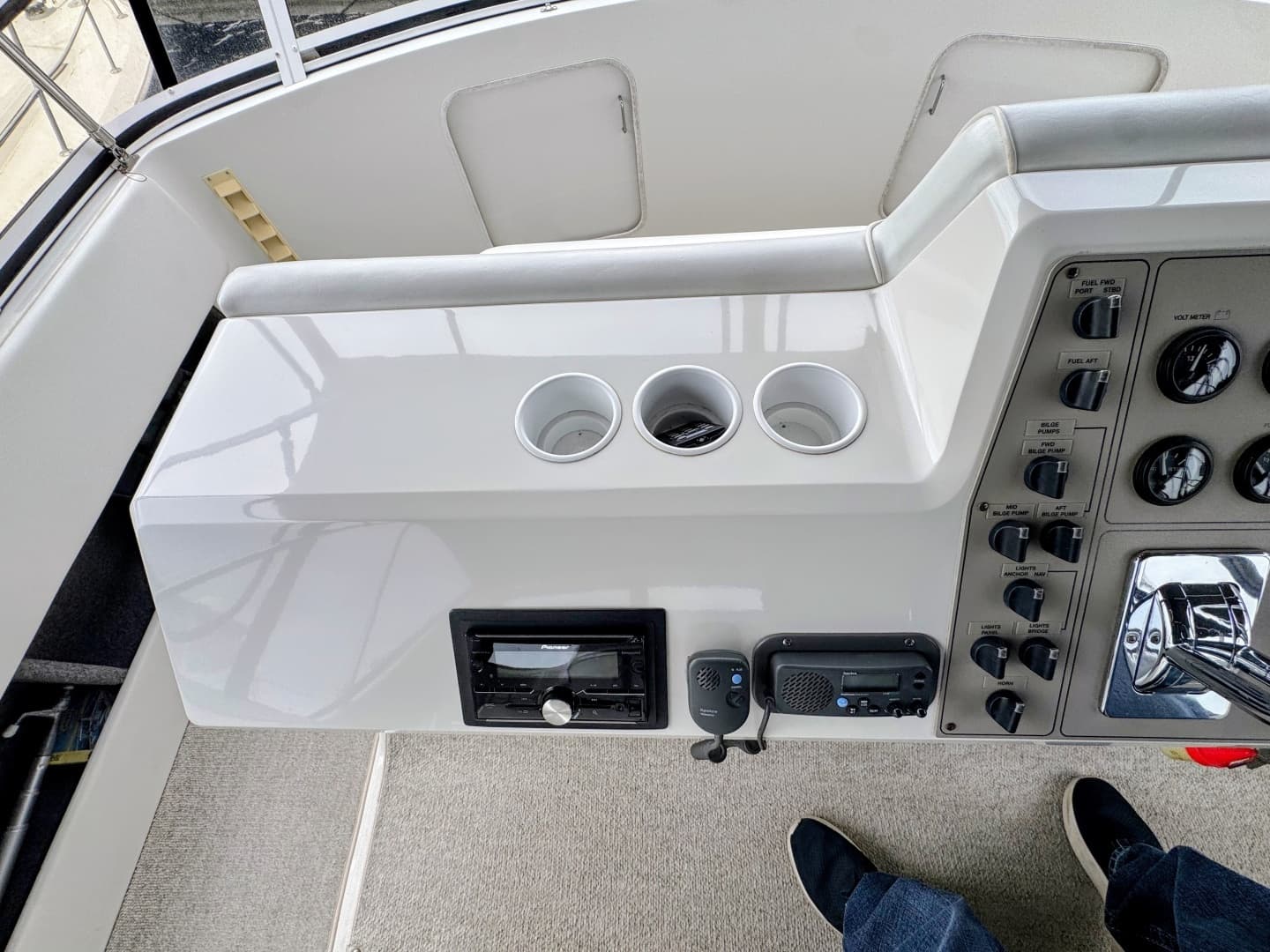 1999 Carver 406 Aft Cabin Motor Yacht - Image 21