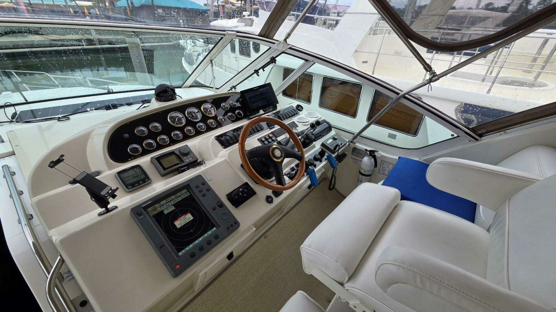2000 Cruisers Yachts 4450 Express Motor Yacht - Image 20