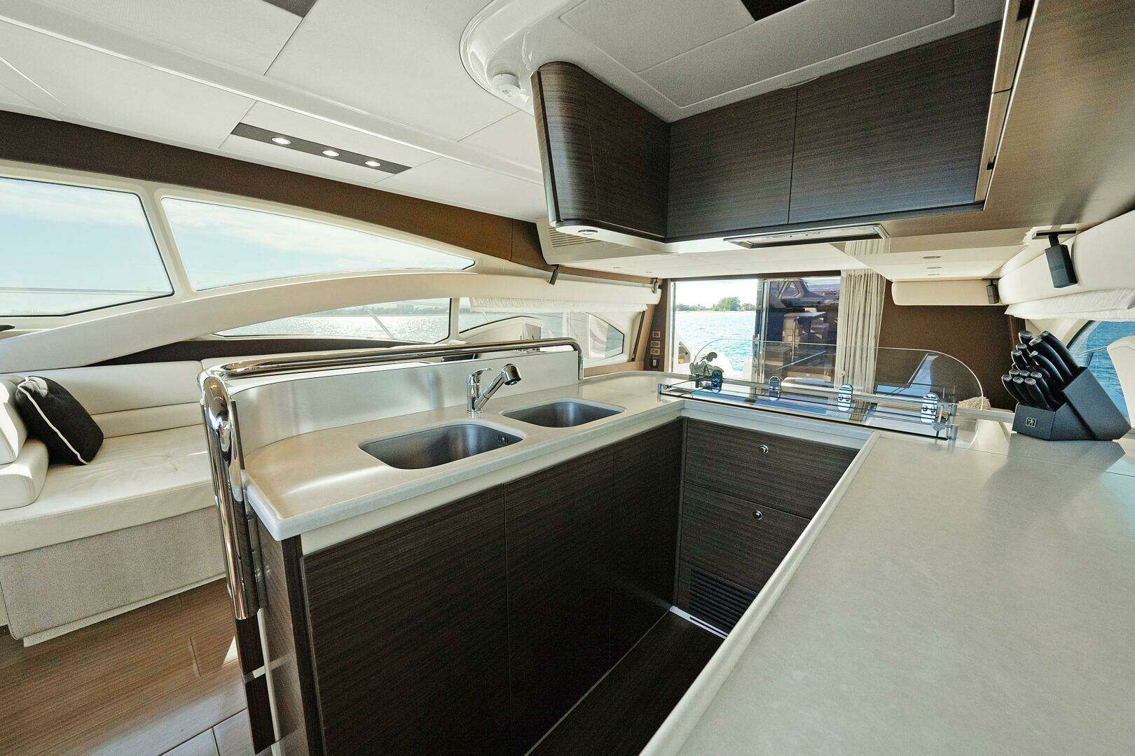 2017 Azimut 60 Flybridge - Image 14