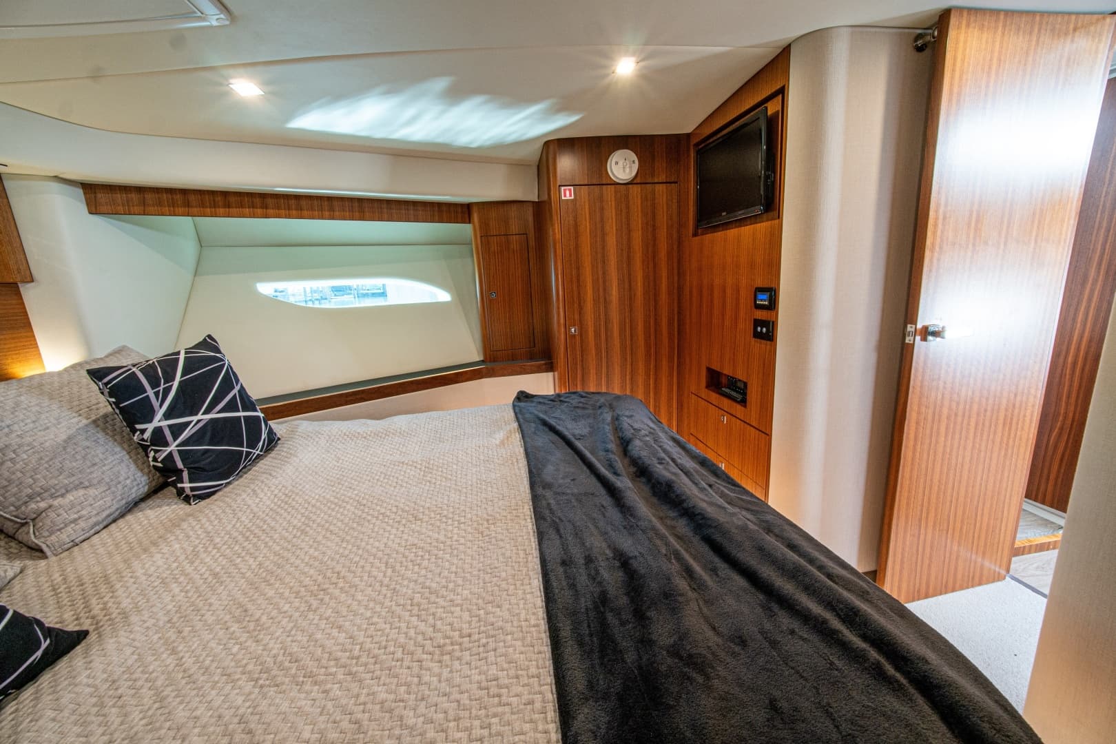 2015 Riviera 6000 Sport Yacht - Image 59