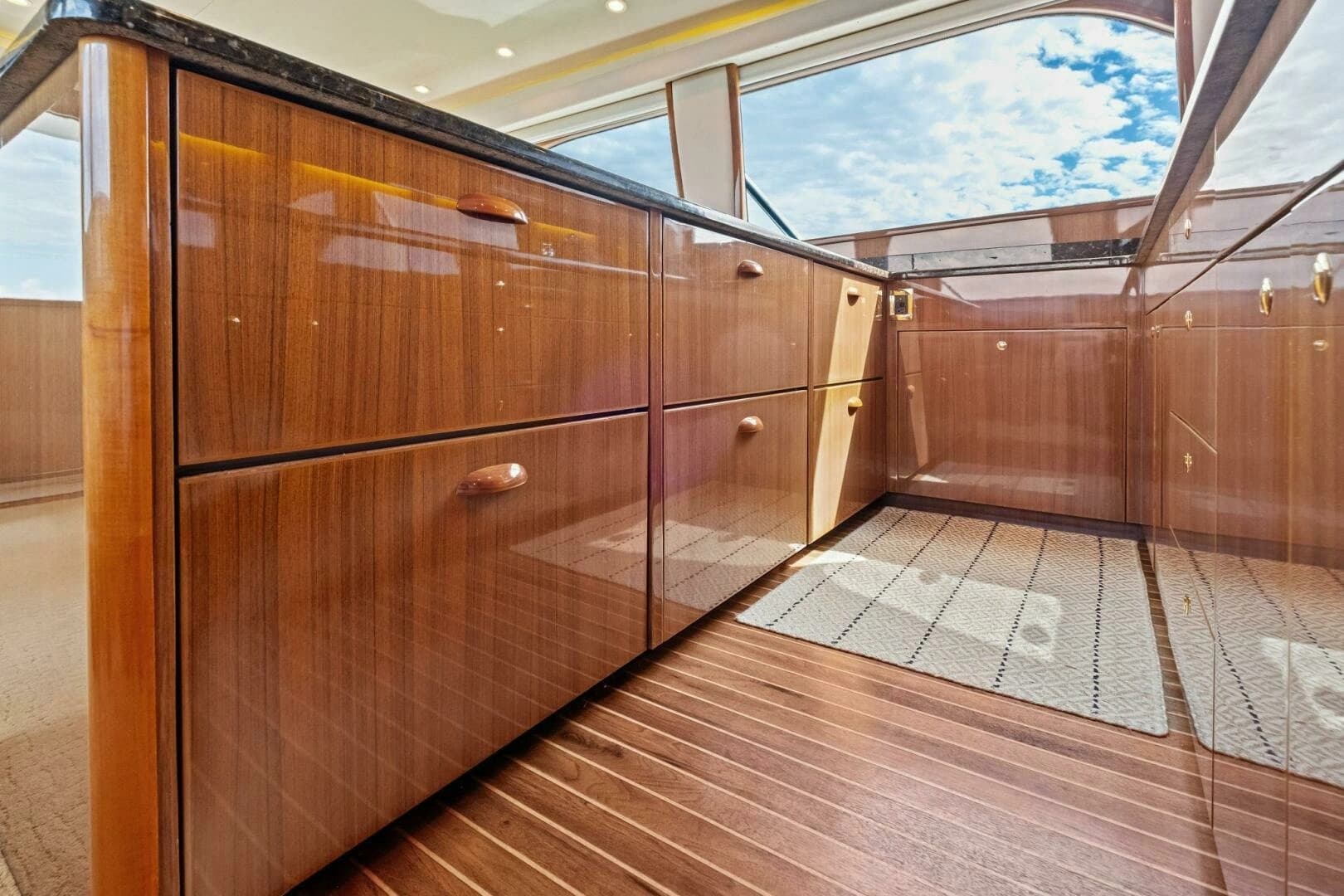2006 Viking 56 Convertible - Image 11