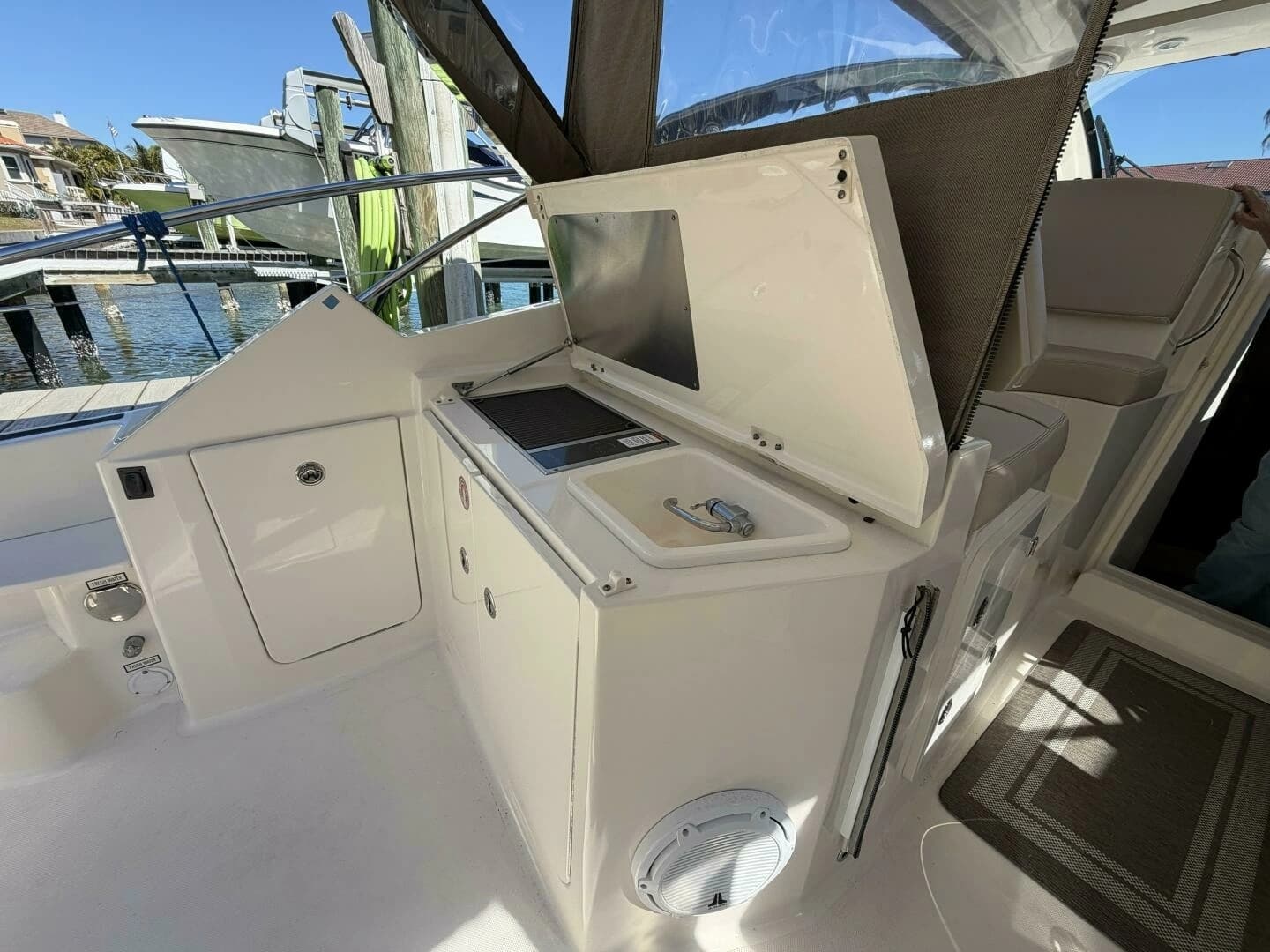 2014 Pursuit SC 365i - Image 21
