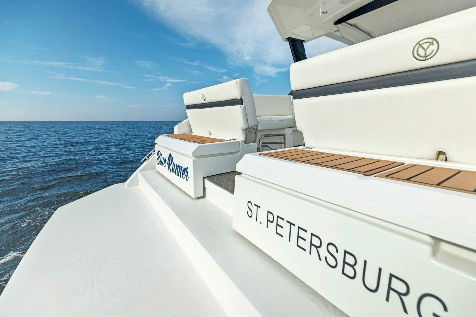 2015 Cruisers Yachts 390 Express Coupe - Image 12