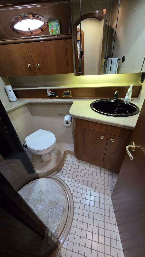 2000 Cruisers Yachts 4450 Express Motor Yacht - Image 48