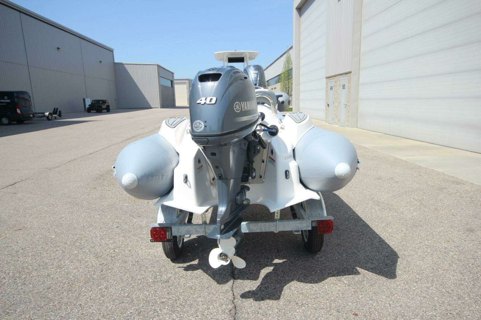 2025 Zodiac Yachtline 360 Deluxe PVC - Image 4